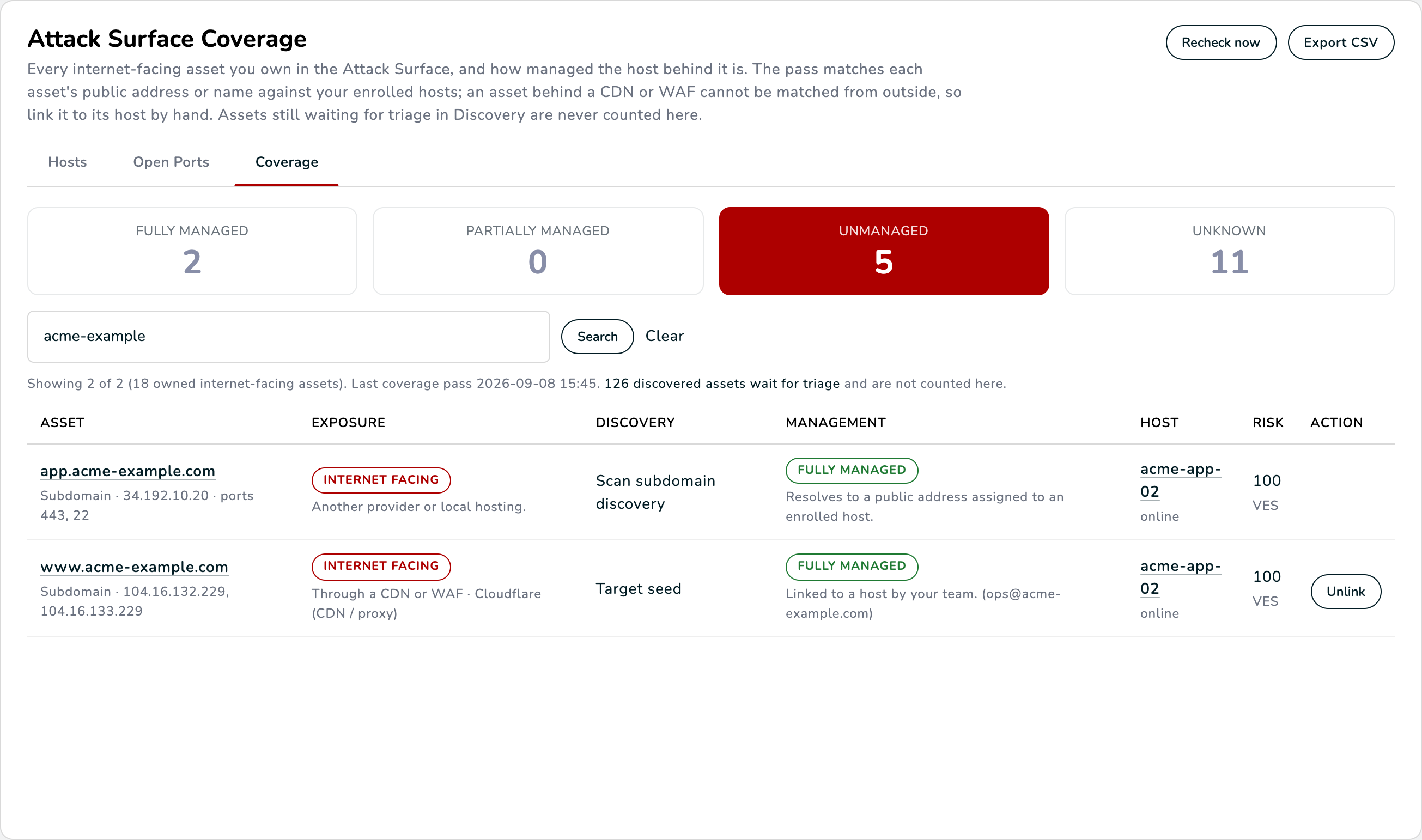 As mesmas duas linhas da ACME depois do vínculo: www.acme-example.com agora aparece como Fully managed, com acme-app-02 como host e um botão Unlink, ao lado de app.acme-example.com, correlacionado automaticamente pelo seu endereço público