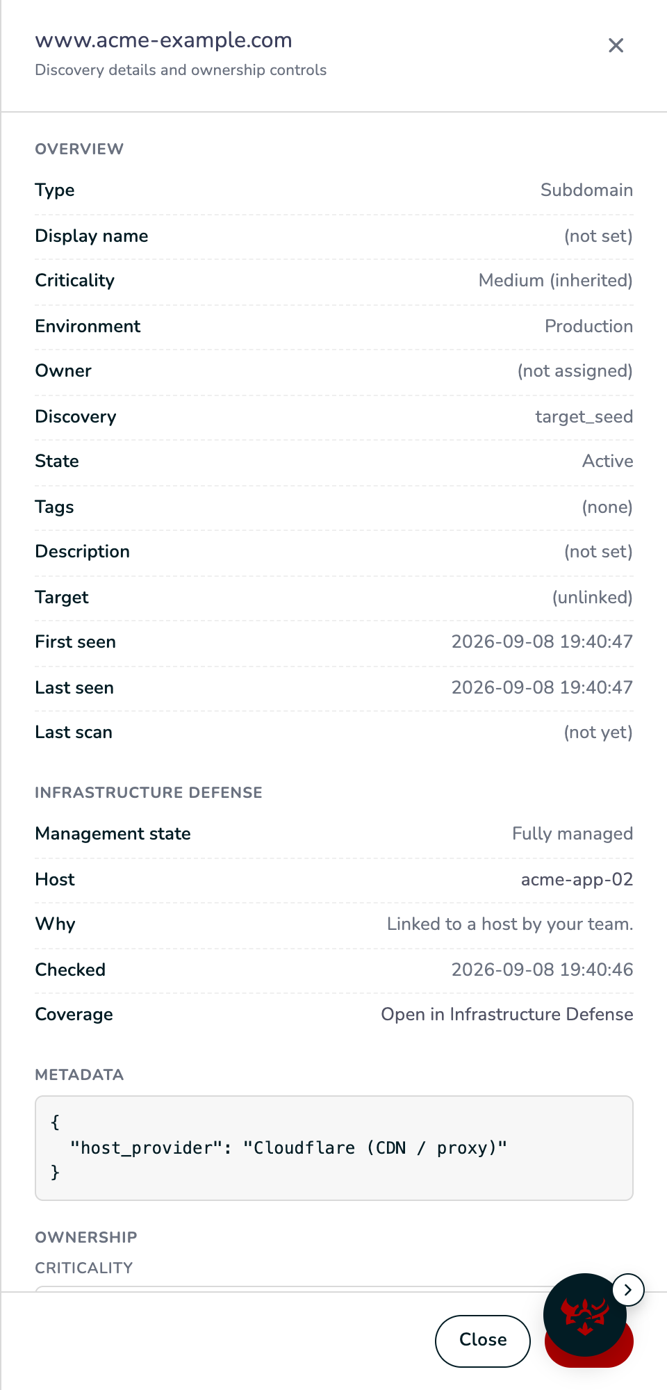 Painel de detalhe do inventário de www.acme-example.com com a seção Infrastructure Defense: estado de gerenciamento, host, o motivo, quando foi verificado e um link para abrir a aba Coverage
