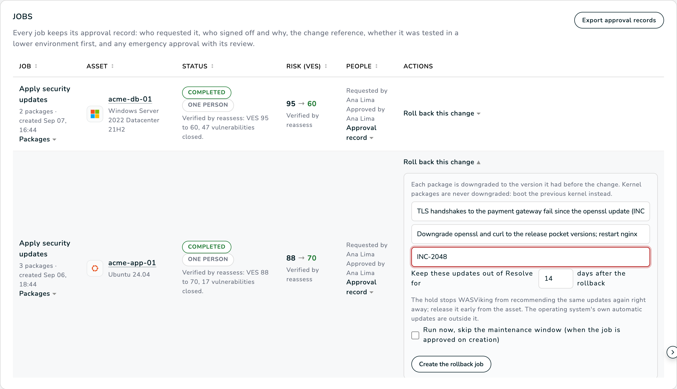 Tabela Jobs na tela do Resolve com o formulário Roll back this change aberto em um job concluído de acme-app-01: o motivo, o plano de retorno trazido do job original, uma referência de incidente e o número de dias em que as atualizações revertidas ficam fora do Resolve