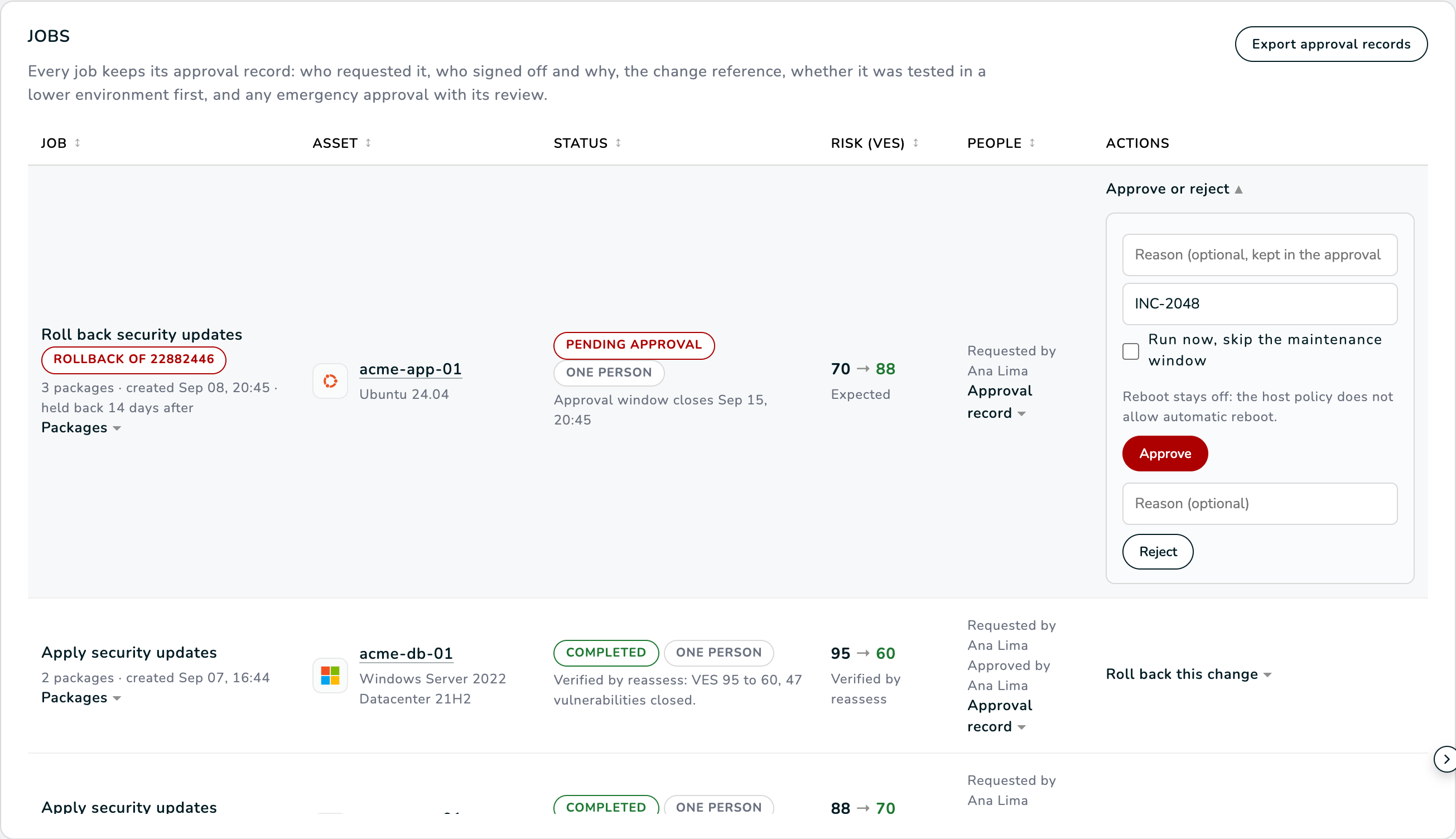 O job de rollback aguardando aprovação: o selo Rollback of com o id do job original, três pacotes, VES de 70 para 88 esperado, a data da janela de aprovação e o formulário Approve or reject aberto com a referência de incidente trazida do job original