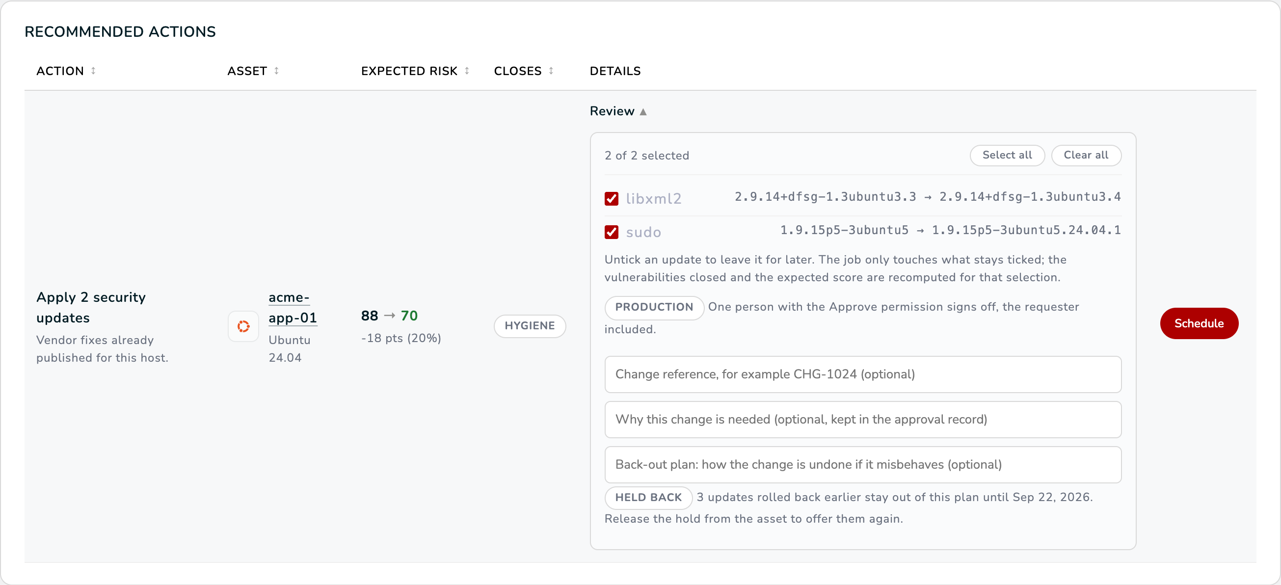 Linha Recommended actions de acme-app-01 com o Review aberto: apenas libxml2 e sudo no plano e uma nota Held back informando que três atualizações revertidas anteriormente ficam fora do plano até a data da retenção